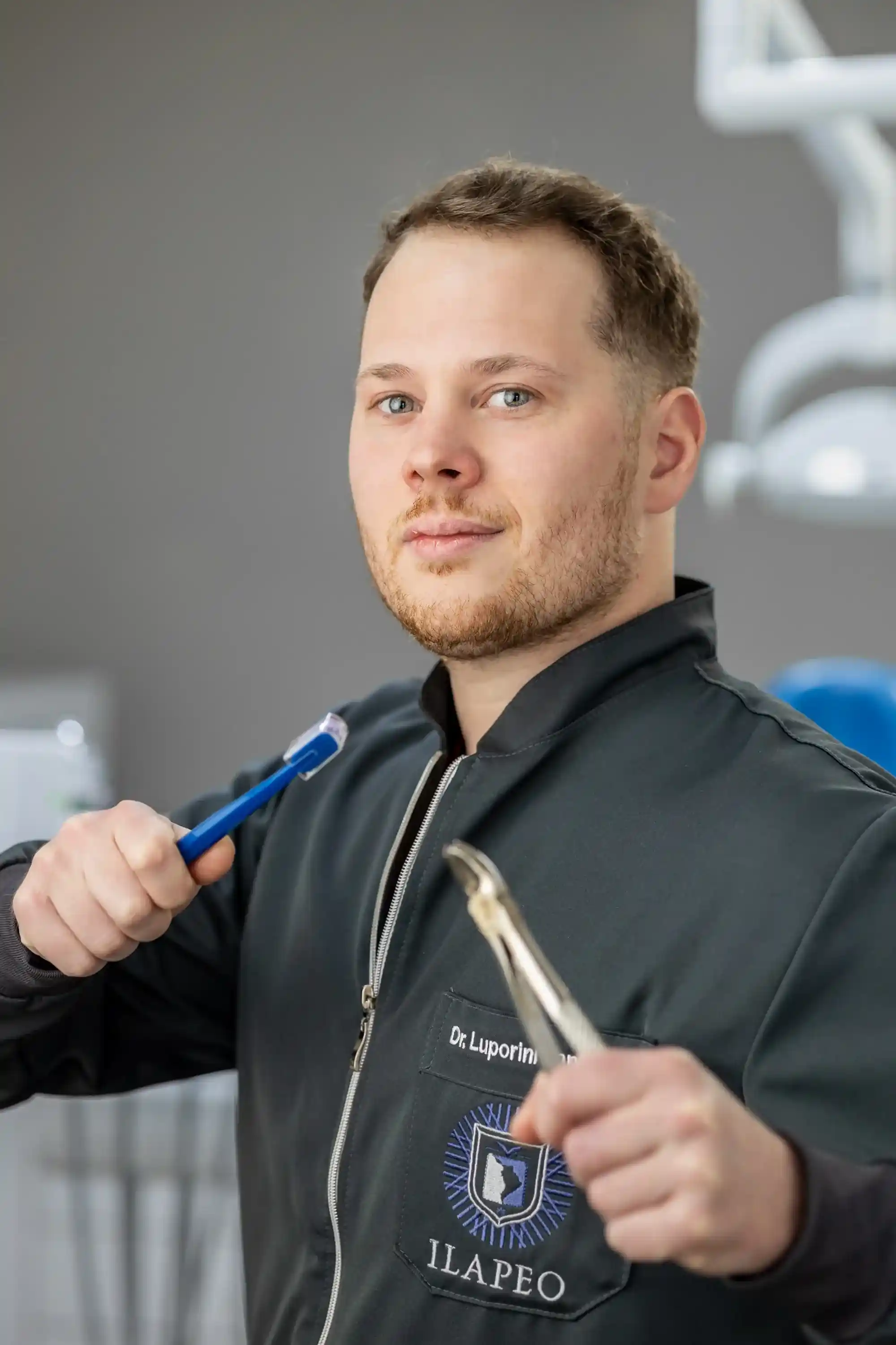 Cirujano dental con herramientas de precisión Cirujano dental con herramientas de precisión