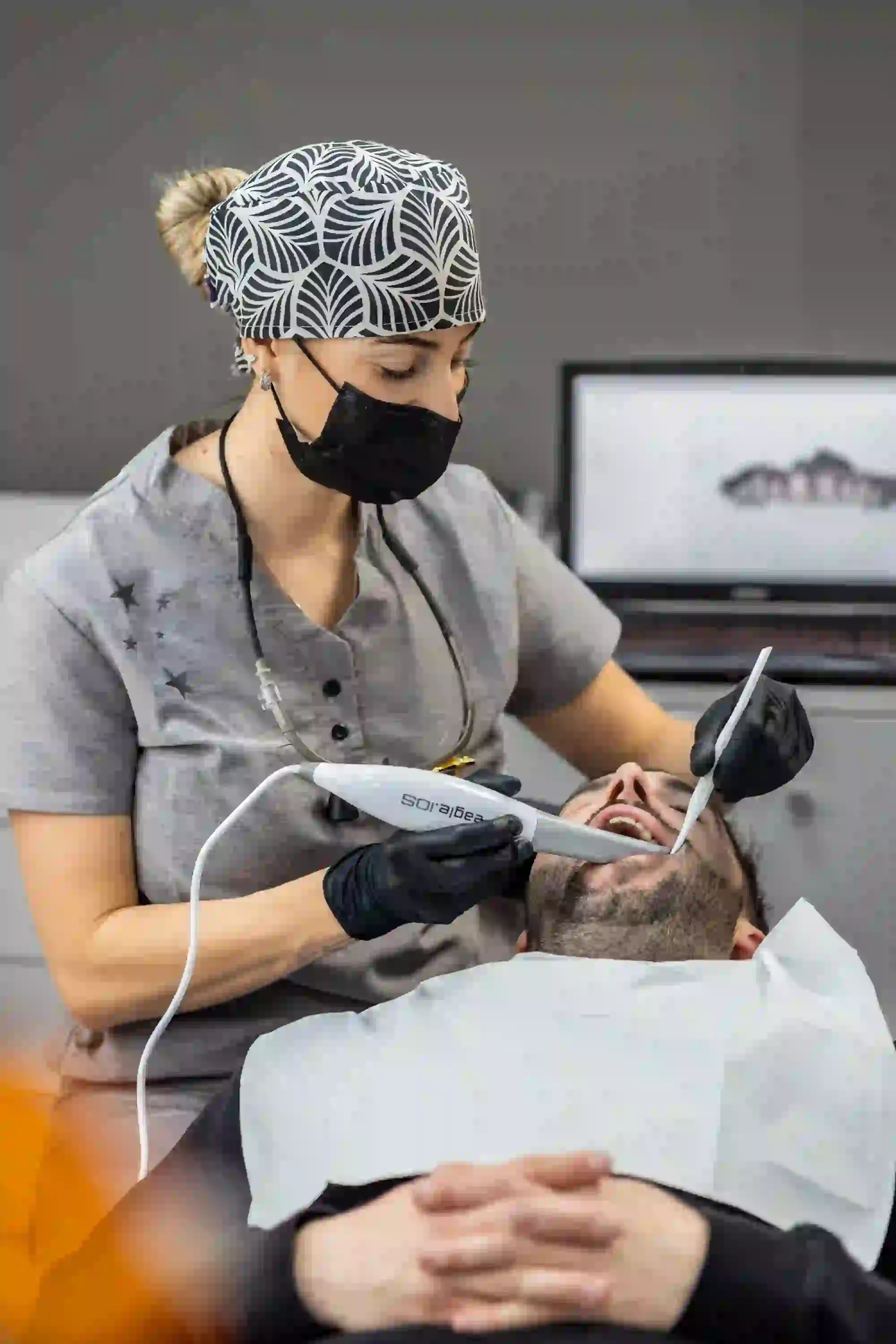 Cirujano dental realizando un procedimiento con precisión Cirujano dental realizando un procedimiento con precisión